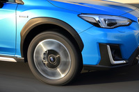 タイヤの発する微弱なパターンノイズが聞こえてきたのは70km/h程度まで。それ以上の車速になると、エンジン音や風騒音などにかき消されてしまう。