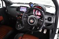 カーボンインサート付きのレザー／アルカンターラステアリングホイールやダッシュボード上の過給圧計、アルミ製ペダルなど、スポーティーなアイテムが採用された「アバルト595コンペティツィオーネ」のコックピット。