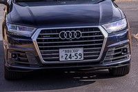 アウディのアイデンティティーでもあるシングルフレームグリルはバンパー下にまで及ぶ大きさ。後方から走ってくると、ひと目でアウディだと分かるデザインだ。