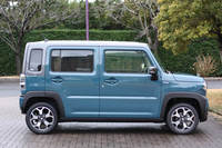 鉄板による張りや曲げなどの特徴を生かした、「ハスラー」のサイドビュー。