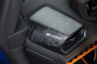 オプションの「スモールフォージドコンポジットパッケージ」を選択することによって、エアコンの吹き出し口やトリムなどをフォージドカーボンで統一できる。