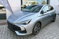 「MG3ハイブリッド＋」。目下、最も手ごろなMGである。1.5リッターエンジン（102HP）＋モーター（136HP）の組み合わせで、0-100km/h加速は8秒。50km/hまではEVモードのみ、以降はエンジン／モーター双方で駆動する。