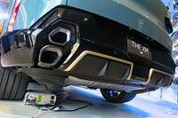 マフラーは六角形で、片側タテ2本出しの計4本！ ディフューザー調の装飾部分にも、ゴールドの縁取りが施されている……。