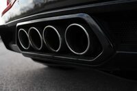 欧州仕様との顕著な違い。それは、どう猛なサウンドを奏でるセンター4本出しエキゾーストシステムだ。