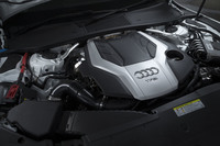 フロントに縦置きされる、3リッターV6直噴ターボエンジン。48V電源システムとベルト駆動オルタネーターを用いたマイルドハイブリッドドライブシステムが組み合わされている。