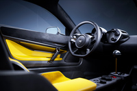 「T.33」の運転席まわり。最近はやりのタッチパッドなどはなく、操作は基本的に機械式のスイッチ類で行う。