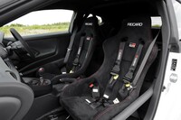 “ラリーパッケージ”の車内には、サイドバー付きのロールバーが装着される。