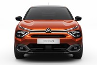 ダブルシェブロンを起点とするグリルルーバーを持つのは現行のシトロエン車と変わらないが、その先端が上下に枝分かれし、「X」字を描くようになった。