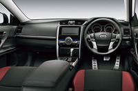 「マークX 350RDS」のインストゥルメントパネルまわり。アクセルやブレーキペダル、フットレストはアルミニウム製が採用される。