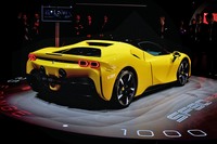 「SF90ストラダーレ」は4リッターV8ターボエンジンで後輪を、2基のモーターで前輪を駆動。システム全体の最高出力は1000PSで、0-100km/h加速2.5秒を豪語する。