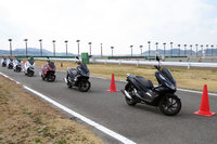 交通教育センターレインボー浜名湖の試乗コースに並べられた、6台の「PCX」。ボディーカラーが1色しかない「エレクトリック」や「ハイブリッド」に対し、純ガソリン車は「PCX」「PCX150」ともに4種類の色が用意されている。