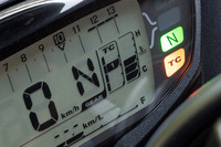 トラクションコントロールは、「1」「2」「3」の3段階で介入度合いを調整可能。機能をカットすることもできる。