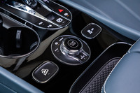 センターコンソールパネル後方に、パワーユニットの始動とドライブモードの切り替えを兼ねるプッシュ＆ロータリースイッチを配置。その左右に、スタビリティーコントロールとヒルディセントのスイッチが独立して配置されている。