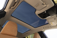 調光機能付きのパノラマルーフは機能オン時の鮮明度とオフ時（写真）の遮光性を強化している。