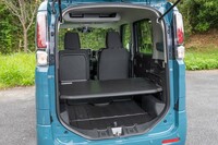 ボードを中段に固定したところ。後席は座面ごと足元スペースに落とし込むと荷室側の床面とフラットになるので、ちゃぶ台と座椅子（前席の背もたれに寄り掛かる）のように使える。