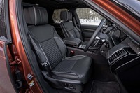 自然と背筋がピンと伸びる、ランドローバーが“コマンドポジション”と呼ぶドライビングポジションとなる運転席。試乗車は、前席にシートヒーター＆クーラーをオプションで装備していた。