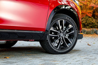 タイヤ＆ホイールは18インチ。スポーク形状は「e：HEV Z」と同じだが、切削部がダークカラー＋クリア塗装というところが「RS」専用だ。