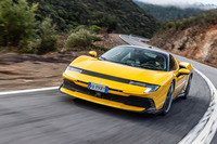 「849テスタロッサ」を走らせてまず印象的なのは、その乗りやすさ。人車一体感は極めて高く、運転しやすいだけでなく乗り心地もソフトである。