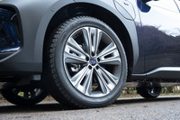 「ET-HS」に装備される20インチアルミホイール。タイヤサイズは235/50R20で、試乗車にはブリヂストンのSUV用スタッドレスタイヤが装着されていた。