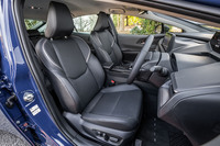 スポーティーなエクステリアデザインから先代よりも狭くなったキャビンを想像してしまうが、前後席のヒップポイントがより低くより後ろに移動しているので、ヘッドルームは先代と大きく変わらない。「Z」グレードでは、合成皮革のシート表皮が標準仕様となり、前席にヒーター／ベンチレーション機能が備わる。