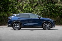 ボディーの全長は4595mmでホイールベースは2775mm。ライバルとなるトヨタ＆スバルの最新EVよりもひと回りコンパクトだ。