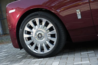 新型「ファントム」の開発に際しては、タイヤメーカーとも密接に連携。タイヤ内部に発泡体の層を備えたサイレントシール構造の採用により、タイヤ全体から発生する騒音を9dB減少させた。