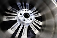 専用アルミホイールの裏面。スポーク部には肉抜き加工が施されている。ちなみにモデューロは、1994年にホイールのブランドとしてスタートした。