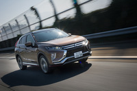 4WD機構は電子制御カップリングで前後の駆動力配分を可変制御するタイプで、高いトラクション性能と、タイトターン現象の発生を抑えたスムーズなコーナリング特性を実現している。