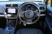 インテリアでは、ダッシュボードにナビ画面と空調の操作パネルが一体に見える新デザインのセンタークラスターを採用。上質感をアピールするため、ステッチの追加なども行われた。