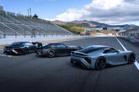 写真向かって左より、「トヨタGR GT」「GR GT3」「レクサスLFAコンセプト」。異形のスタイリングであるGR GTと比べると、LFAコンセプトはわかりやすく優雅でスポーティーな意匠をしている。