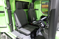 シートの背もたれは前に倒せるようになっている。