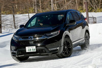 ダイナミックな走りを披露する「ホンダCR-V」の4WD車。機械式4WDのアドバンテージは、シンプルな仕組みで後輪に大きな駆動力を供給できることにある。