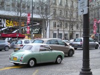 パリ・シャンゼリゼ通りを行く「日産フィガロ」。2010年3月に撮影。