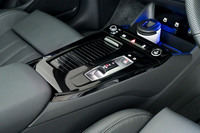シフトセレクターやイグニッションスイッチ、収納類などが配されたセンターコンソール。車載機器の操作系の多くがタッチスクリーンに統合されたため、非常にスッキリとした意匠となっている。