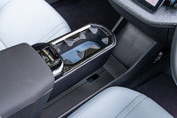 センターコンソールに2段階で引き出せるドリンクホルダーを内蔵。その下部にはカバー付きの収納スペースも用意されている。