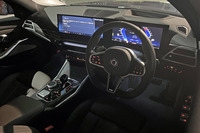 アルピナの流儀でコーディネートされたコックピット。「オロ・テクニコ」のカラーは外装だけでなく、ステアリングホイールのステッチやアルミニウム製のシフトパフドルなどにも用いられていた。右ハンドル仕様は30万円の有償オプション。