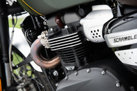 エンジンは「ボンネビルT120」由来の1.2リッター水冷2気筒SOHC 4バルブ（1シリンダーあたり）をベースに、独自のチューニングを施したもの。90PSの最高出力と110N・mの最大トルクを発生する。