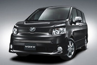 「ヴォクシー／ノア」に電動スライドドアの特別仕様車
