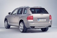 2002年3月のジュネーブモーターショーで発表されたポルシェ初のSUVが「カイエン」だ。写真は2006年に追加設定された、最高出力521PSの4.5リッターV8ツインターボを搭載する「カイエン ターボS」。