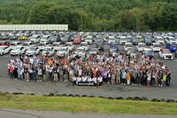 イベントに参加したオーナーの集合写真。この日は175台の「モデューロX」が集まった。