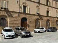 2023年3月、シエナ旧市街におけるスナップ。いずれも現行の「フィアット・パンダ」「ダチア・ダスター」「ランチア・イプシロン」、そして「プジョー208」と、販売トップ10の常連がくしくも勢ぞろいしている。