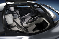 インテリアはシンプルかつスパルタンな雰囲気ながら、カラーステッチも鮮やかなレザーかアルカンターラインテリアとすることで、モダンな雰囲気も醸し出す。