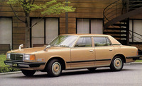 1979年のフェイスリフト以降のセダン。ボディーサイズは全長×全幅×全高＝4665×1690×1385mm、ホイールベース＝2610mmで、先代と比べホイールベースは100mm、全長は400mm以上延びている。