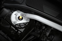 フロントサスペンションの取り付け部には専用のストラットタワーバーが装着される。