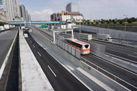 バスが通過する部分が、首都高の臨海副都心インター出口。