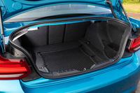 トランクルームの容量は390リッター。後席には4：2：4の3分割可倒機構が備わっており、フレキシブルに使うことができる。