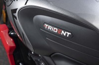 燃料タンクの側面には、車名ロゴ入りのニーパッドが装着される。TRIDENTとは「三又の矛」のこと。