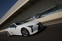 続いて試乗したのはハイブリッドモデルの「LC500h“Lパッケージ”」。ボディーカラーは「ホワイトノーヴァガラスフレーク」。