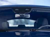 「Eアクティブボディーコントロール」はステレオカメラで路面の状態を読み取り、車高や減衰力を瞬時に最適化する機能も備えている。