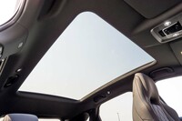 頭上には巨大なガラスルーフが。ガラス面積2.1平方メートルという広さで、車室内に開放感をプラスする。